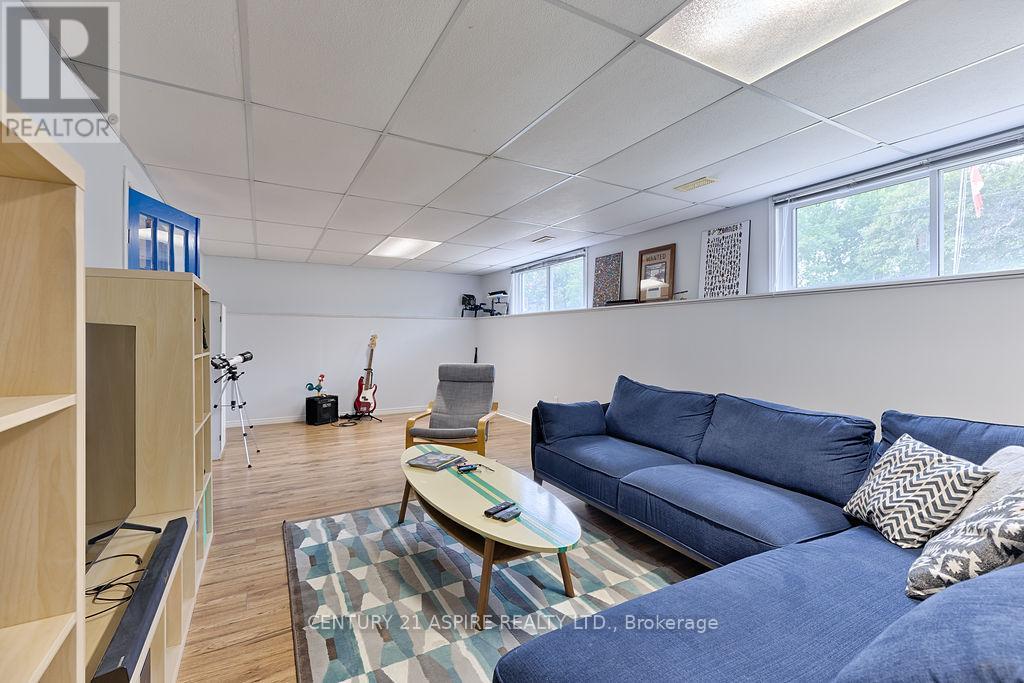 35 A East Street, Petawawa, Ontario  K8H 2N7 - Photo 24 - X12467437