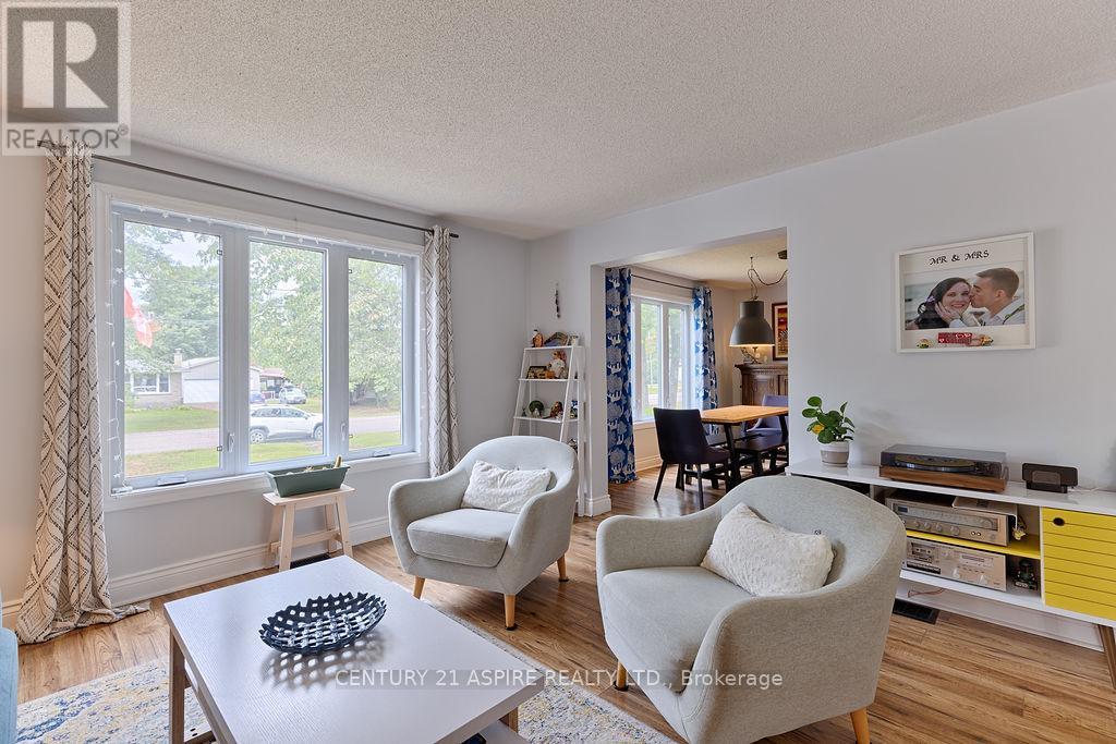 35 A East Street, Petawawa, Ontario  K8H 2N7 - Photo 4 - X12467437