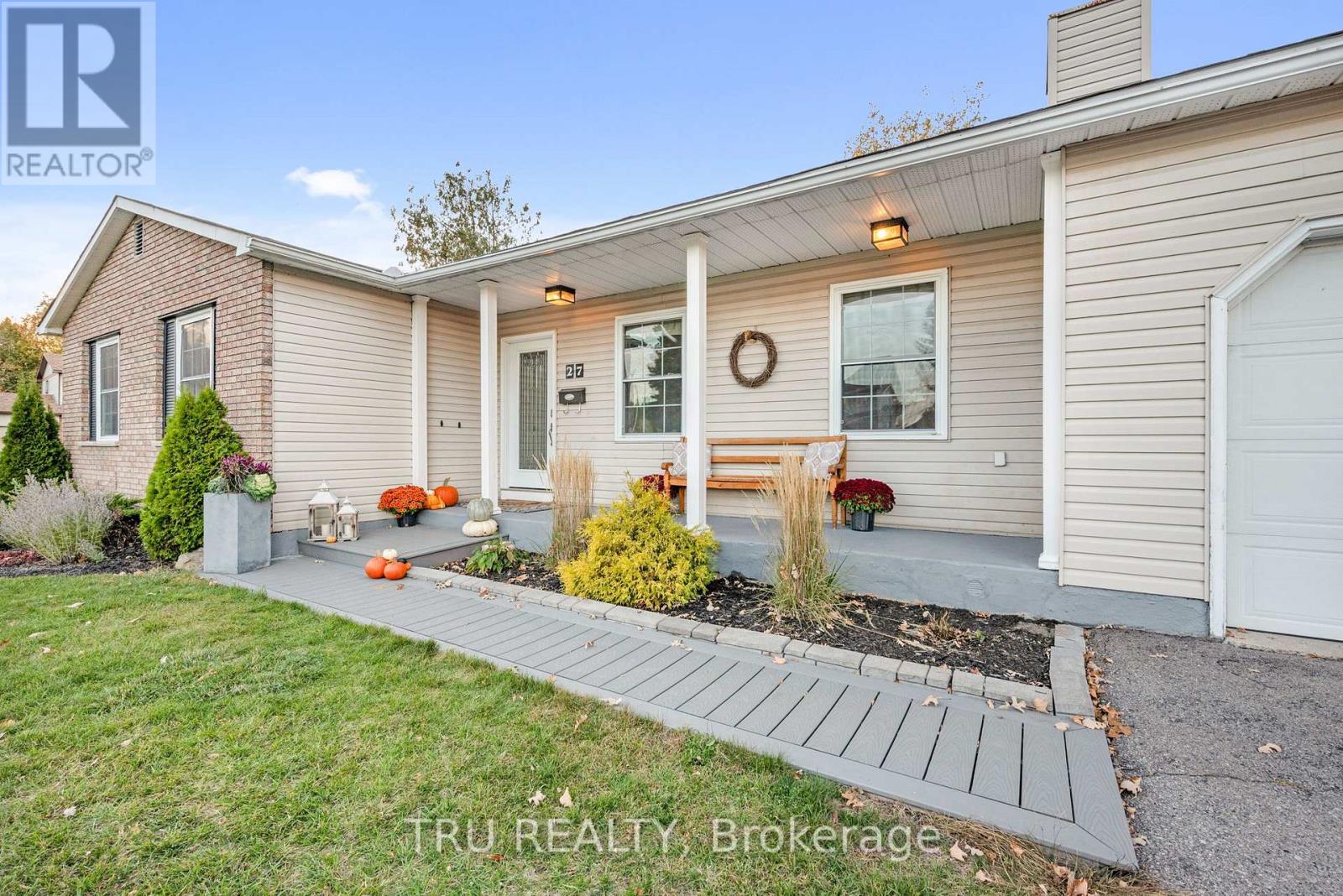 27 Duncan Street, Carleton Place, Ontario  K7C 3W4 - Photo 2 - X12467457