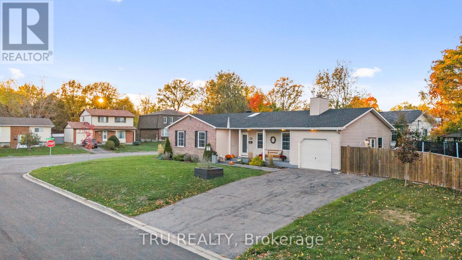 27 Duncan Street, Carleton Place, Ontario  K7C 3W4 - Photo 3 - X12467457