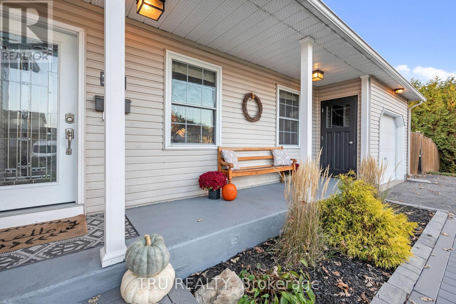 27 Duncan Street, Carleton Place, Ontario  K7C 3W4 - Photo 4 - X12467457