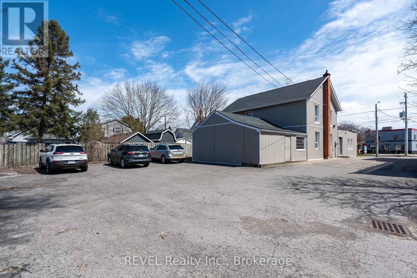 131 Niagara Street, St. Catharines, Ontario  L2R 4L6 - Photo 3 - X12467432