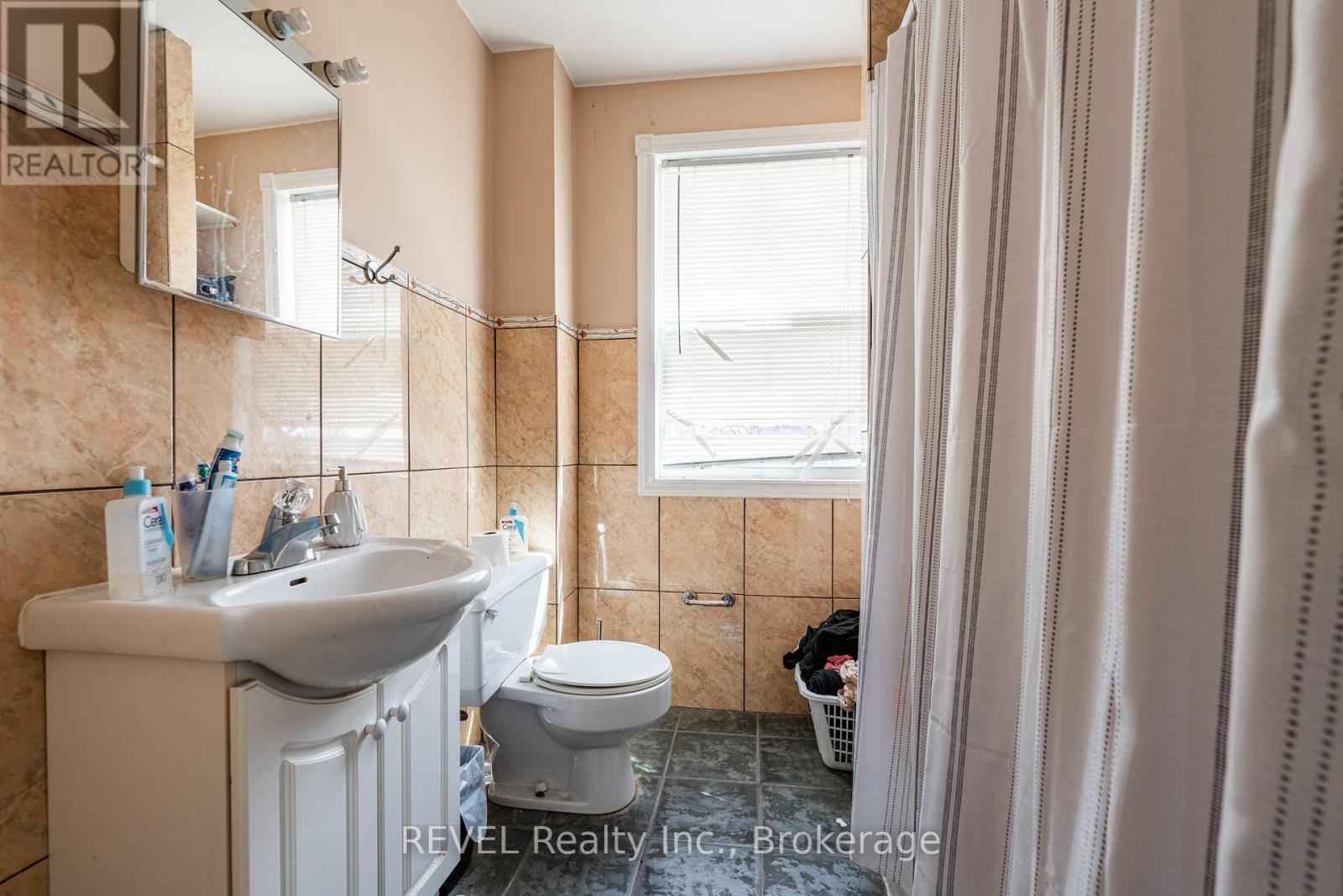 131 Niagara Street, St. Catharines, Ontario  L2R 4L6 - Photo 33 - X12467432