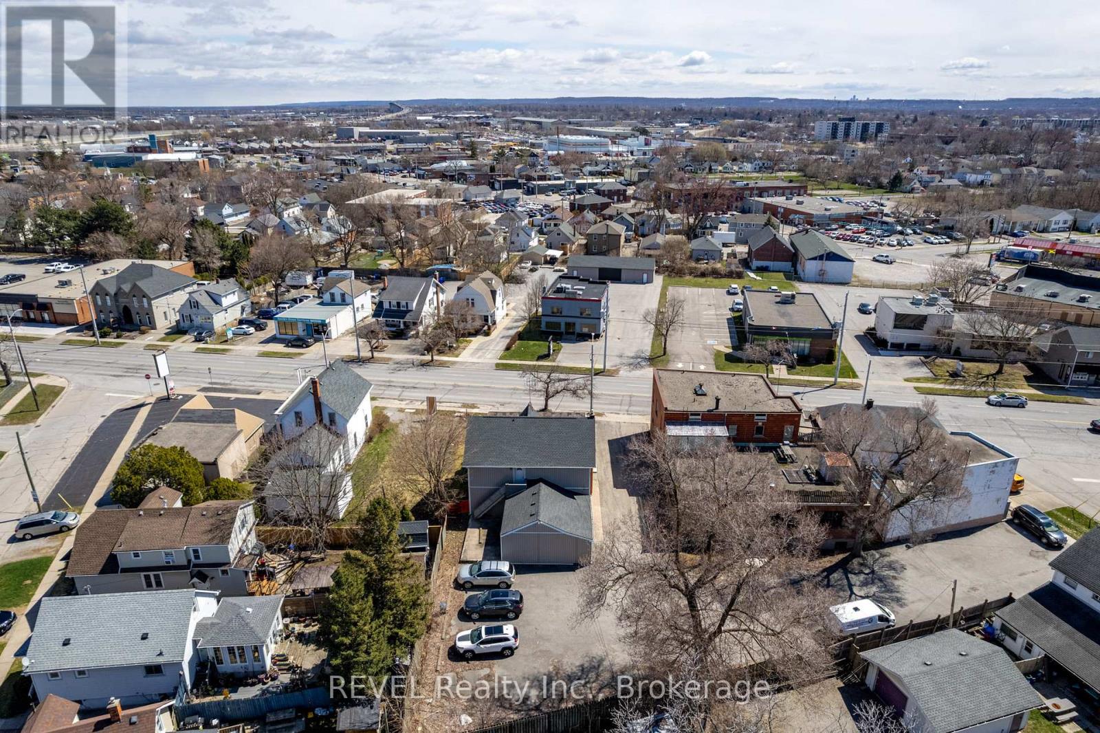 131 Niagara Street, St. Catharines, Ontario  L2R 4L6 - Photo 5 - X12467432