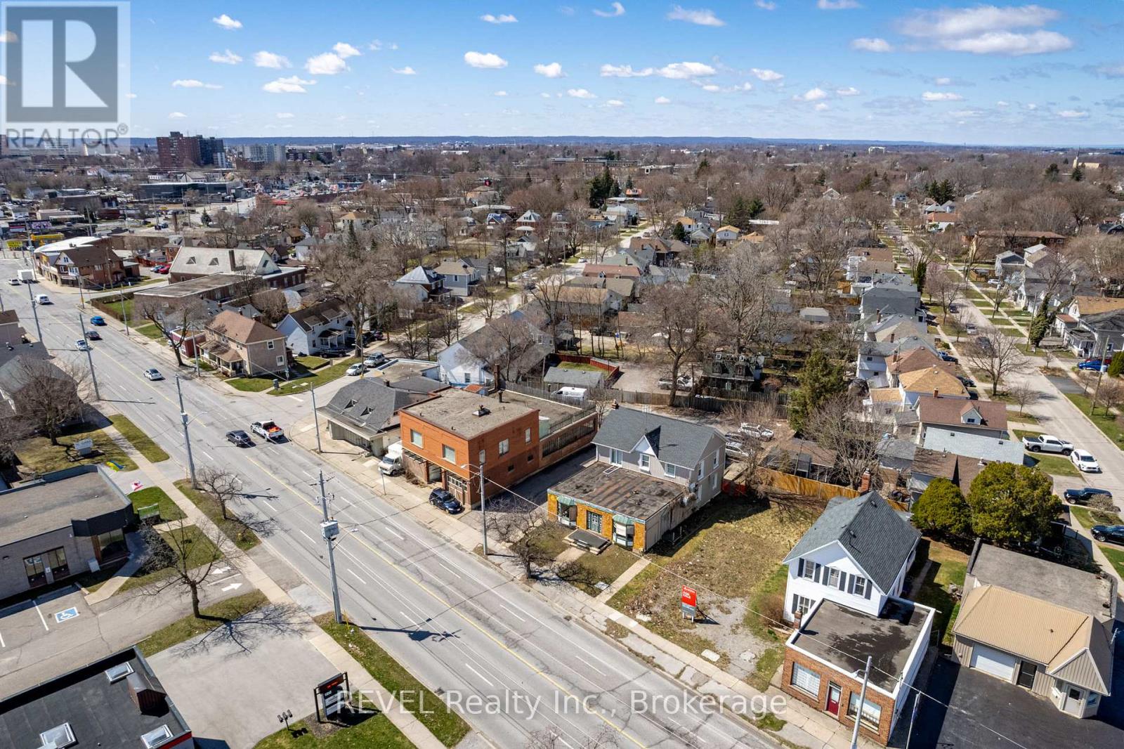 131 Niagara Street, St. Catharines, Ontario  L2R 4L6 - Photo 9 - X12467432