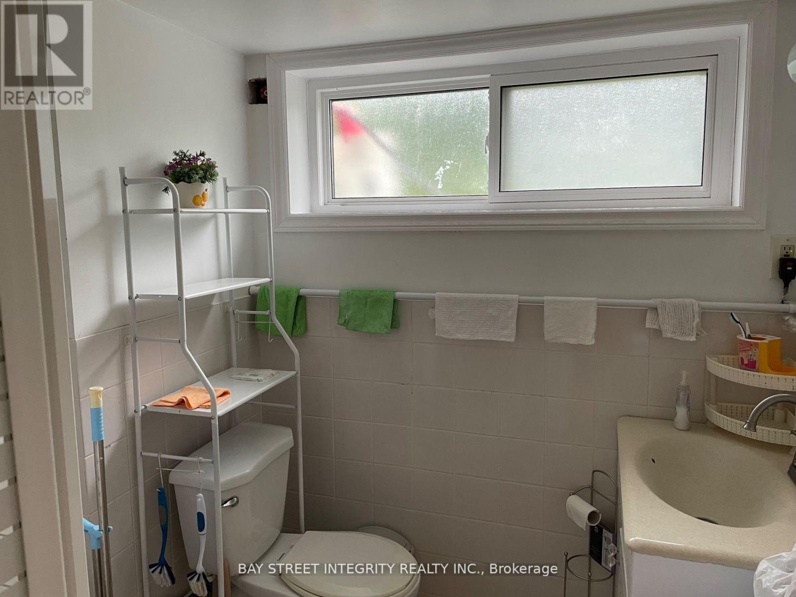 Bsmt - 112 Combermere Drive, Toronto, Ontario  M3A 2W8 - Photo 12 - C12467421