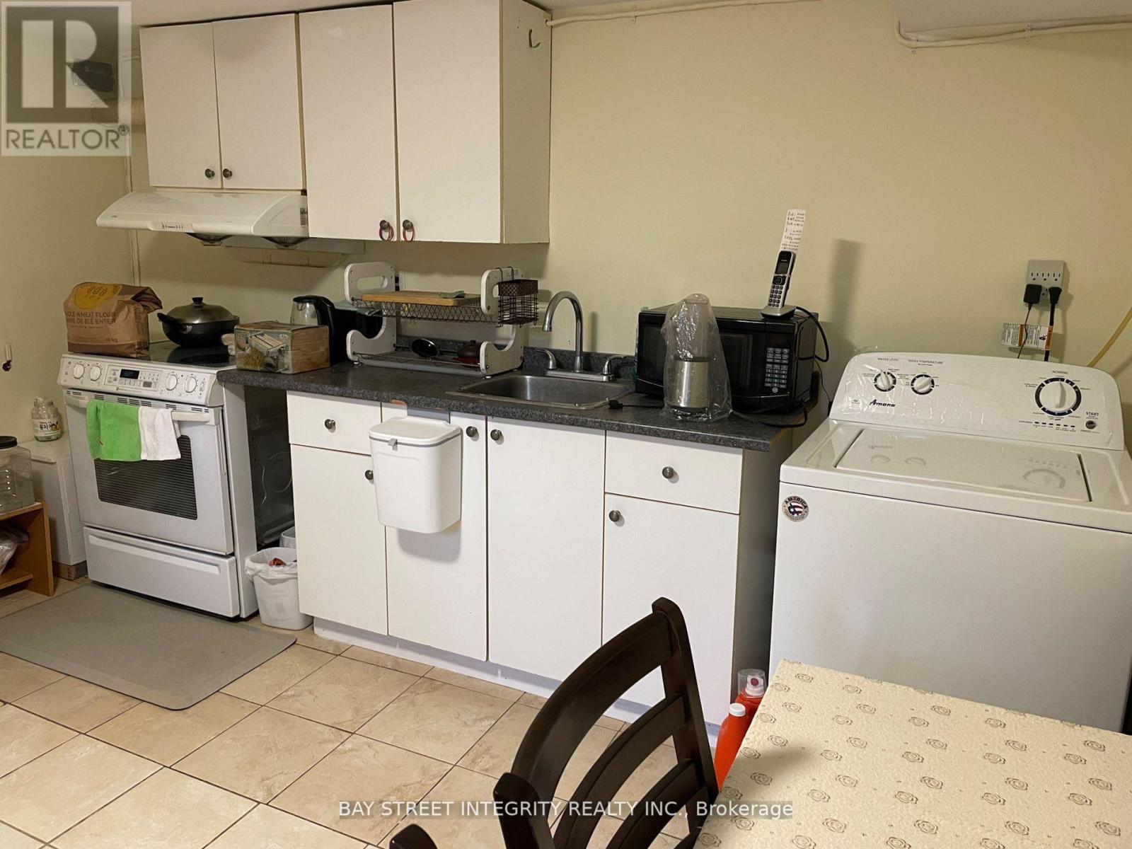 Bsmt - 112 Combermere Drive, Toronto, Ontario  M3A 2W8 - Photo 4 - C12467421