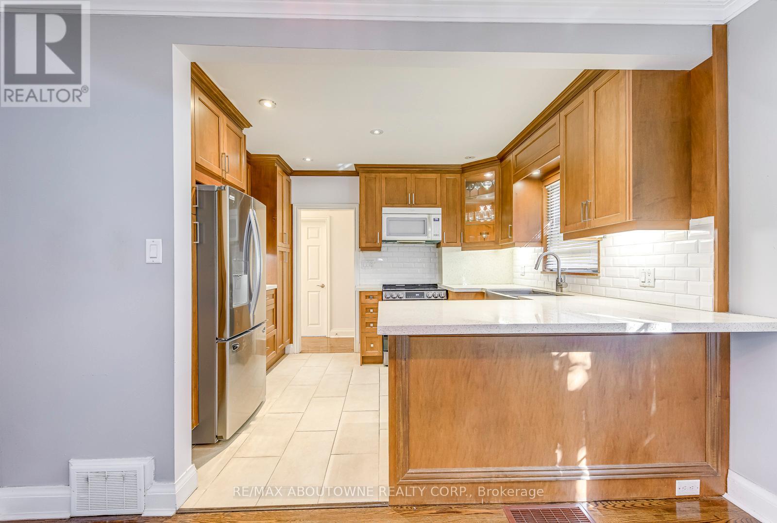 3 Glenn Murray Drive, Toronto, Ontario  M8Y 3H2 - Photo 10 - W12467393