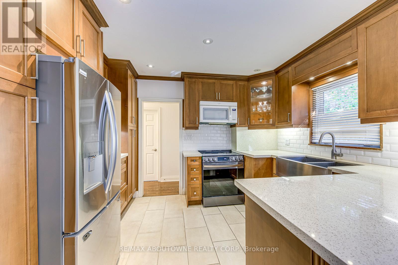 3 Glenn Murray Drive, Toronto, Ontario  M8Y 3H2 - Photo 11 - W12467393