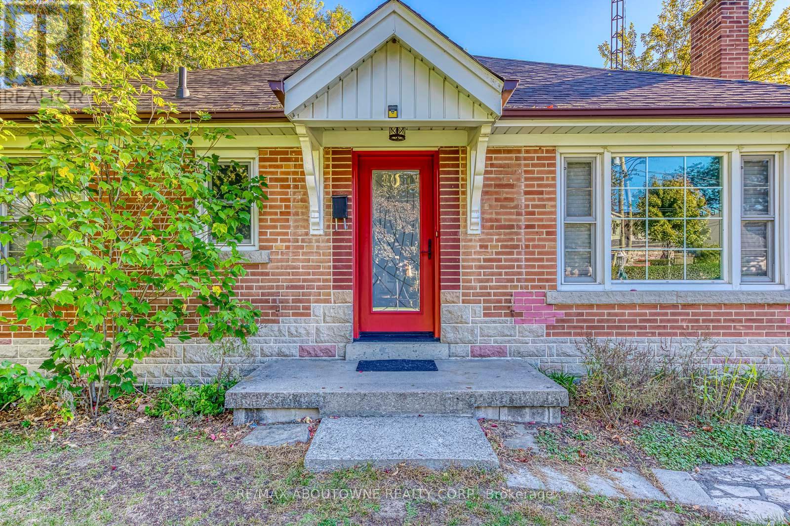 3 Glenn Murray Drive, Toronto, Ontario  M8Y 3H2 - Photo 3 - W12467393