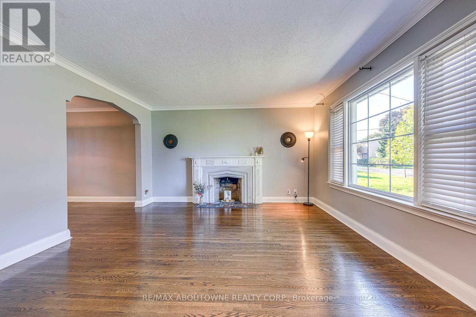 3 Glenn Murray Drive, Toronto, Ontario  M8Y 3H2 - Photo 5 - W12467393