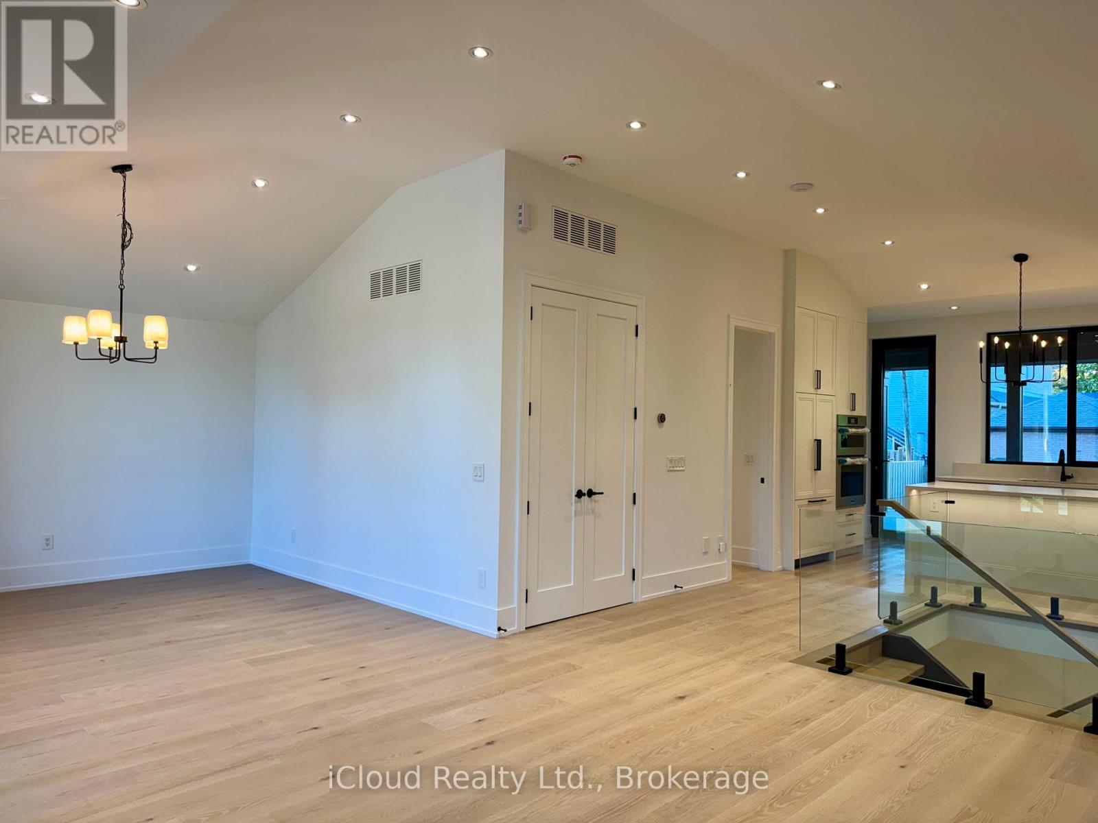 201 Troy Street, Mississauga, Ontario  L5G 1S9 - Photo 11 - W12467415
