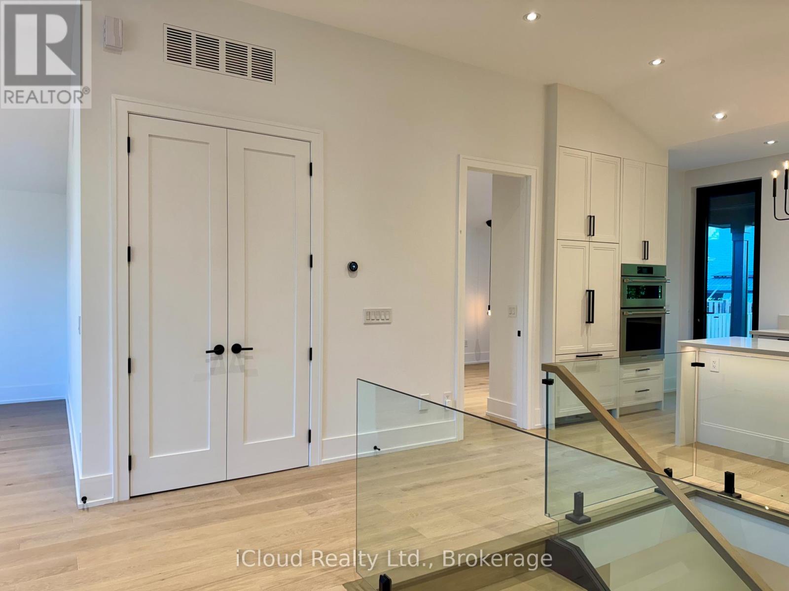 201 Troy Street, Mississauga, Ontario  L5G 1S9 - Photo 12 - W12467415