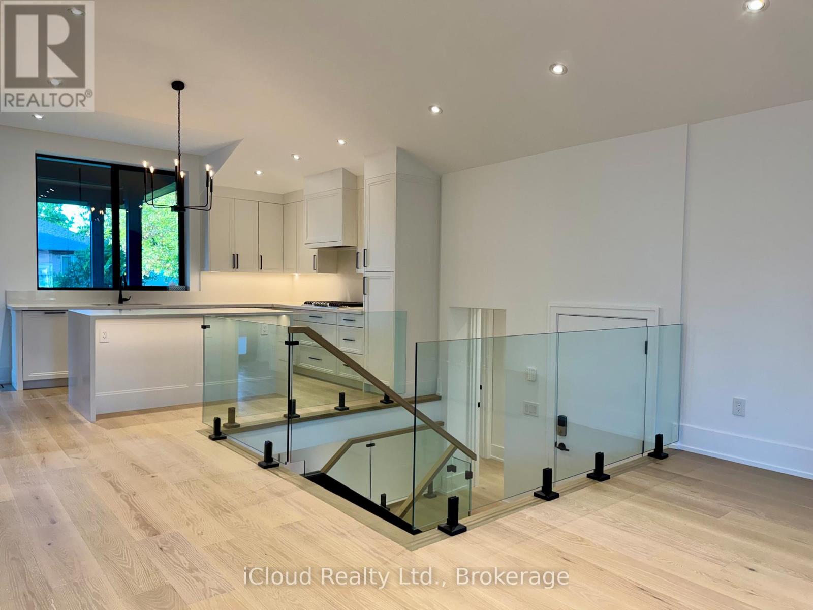 201 Troy Street, Mississauga, Ontario  L5G 1S9 - Photo 13 - W12467415
