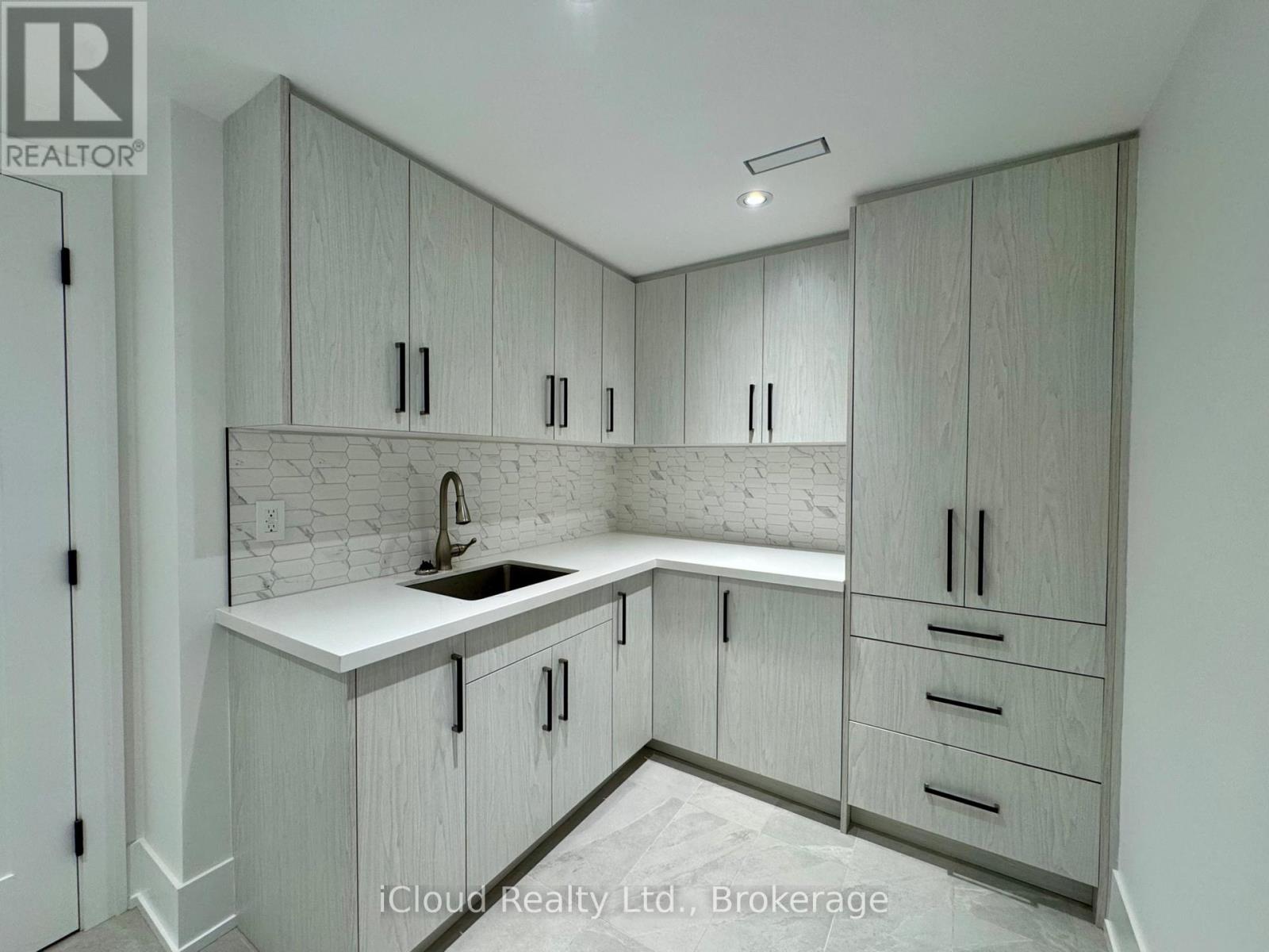 201 Troy Street, Mississauga, Ontario  L5G 1S9 - Photo 37 - W12467415