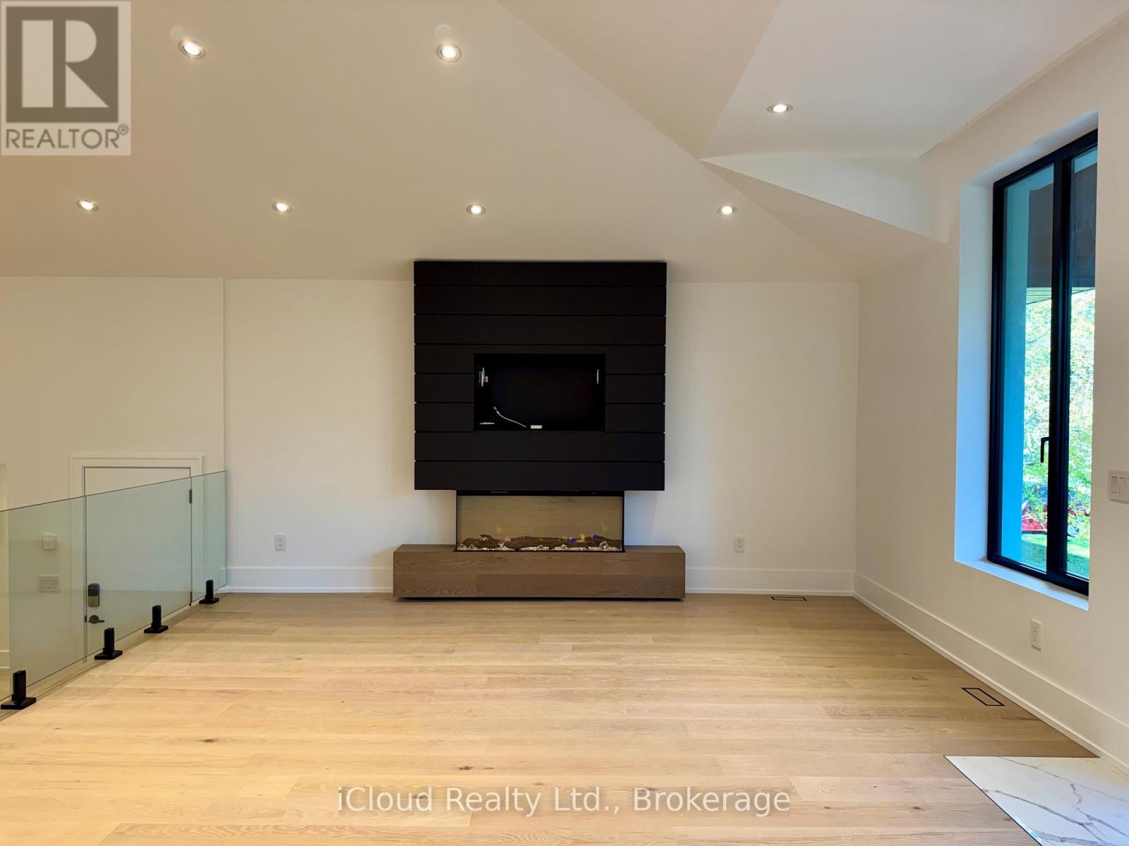 201 Troy Street, Mississauga, Ontario  L5G 1S9 - Photo 7 - W12467415