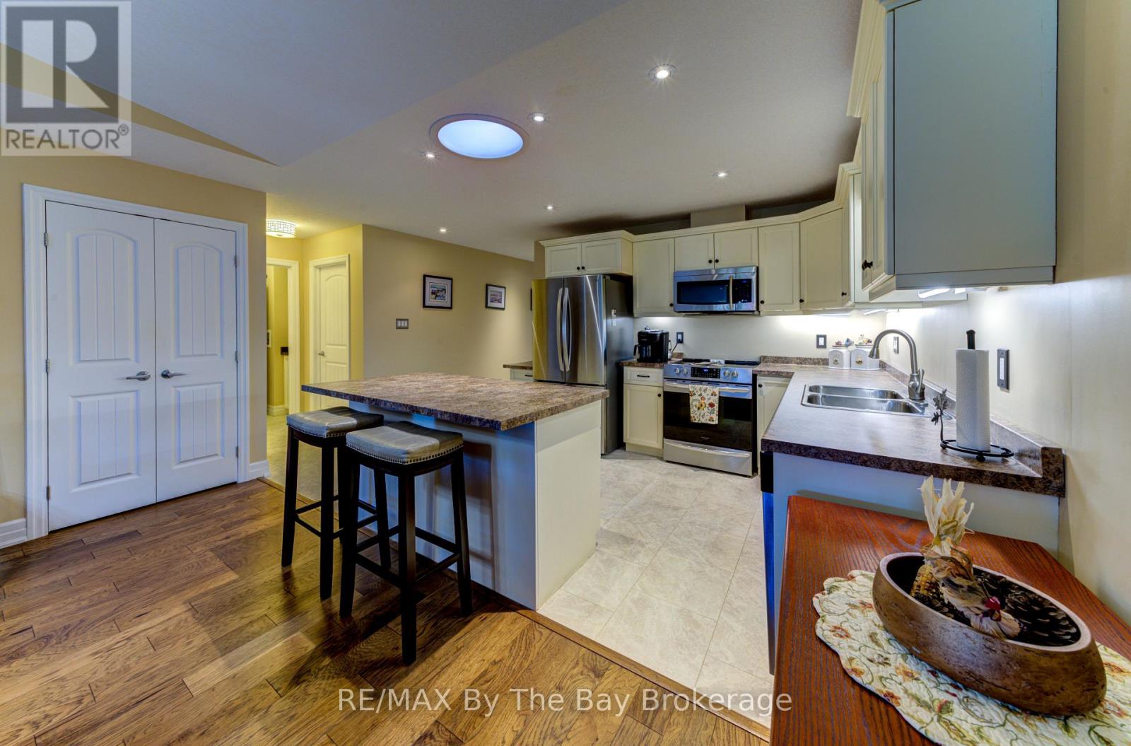 122 Greenway Drive, Wasaga Beach, Ontario  L9Z 0E6 - Photo 10 - S12467481