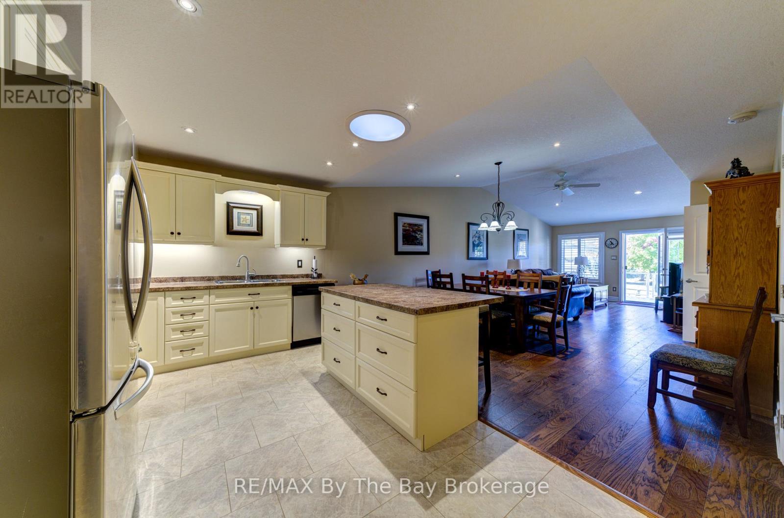 122 Greenway Drive, Wasaga Beach, Ontario  L9Z 0E6 - Photo 6 - S12467481