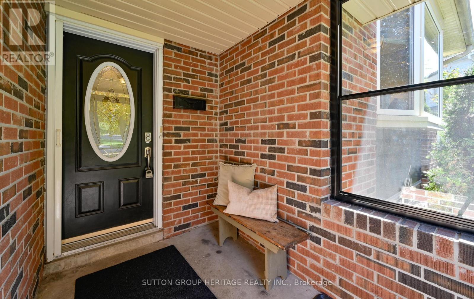 602 Antigua Crescent, Oshawa, Ontario  L1J 6B4 - Photo 2 - E12467468