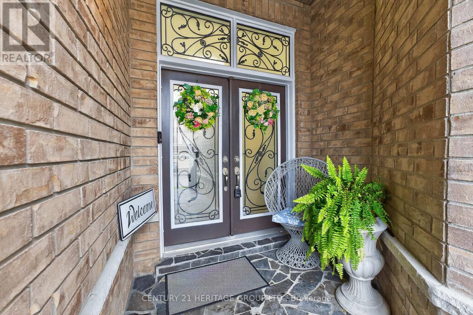 90 Gibson Circle, Bradford West Gwillimbury, Ontario  L3Z 0W9 - Photo 2 - N12467467