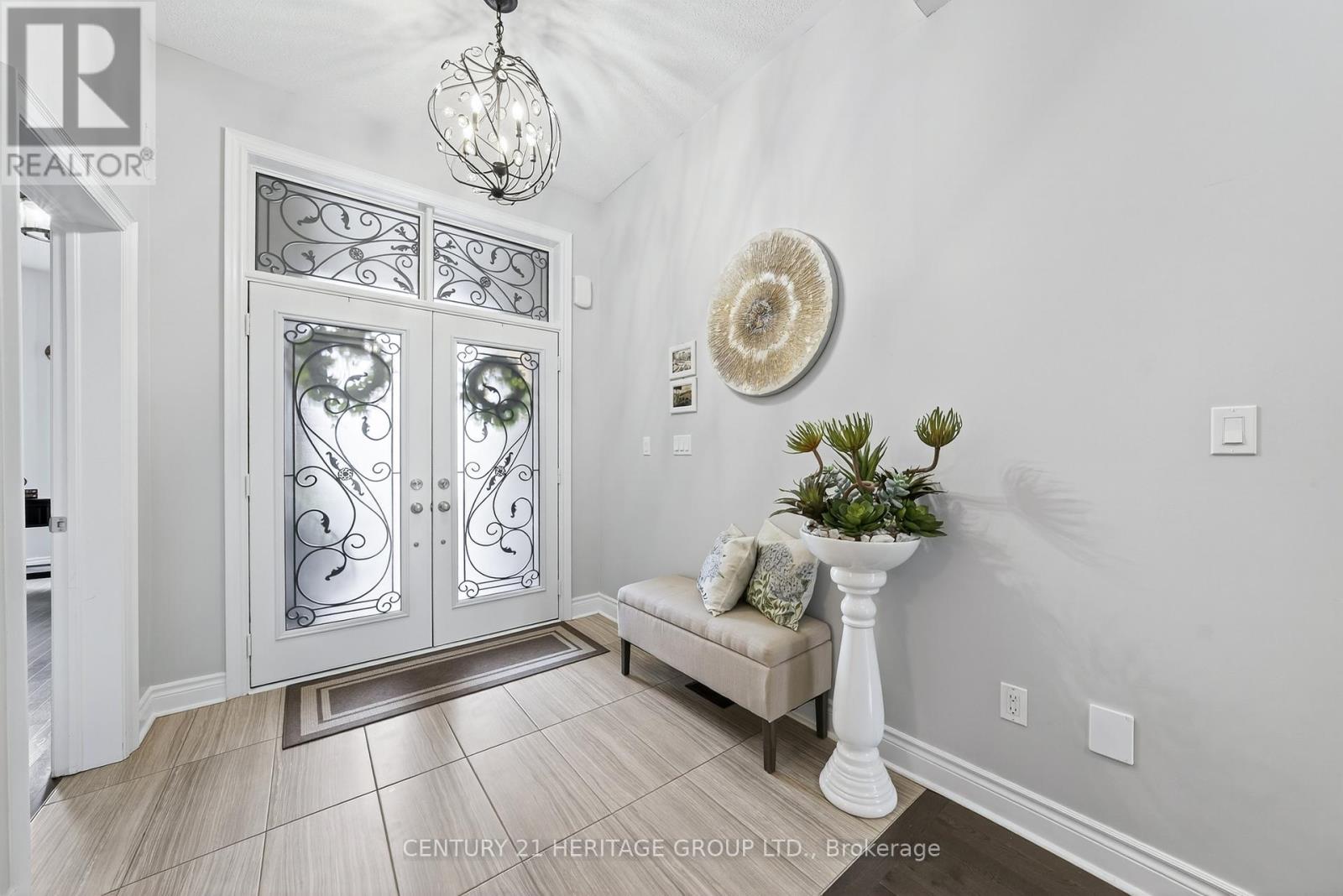 90 Gibson Circle, Bradford West Gwillimbury, Ontario  L3Z 0W9 - Photo 3 - N12467467