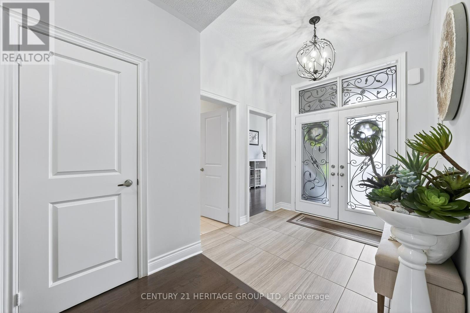 90 Gibson Circle, Bradford West Gwillimbury, Ontario  L3Z 0W9 - Photo 4 - N12467467