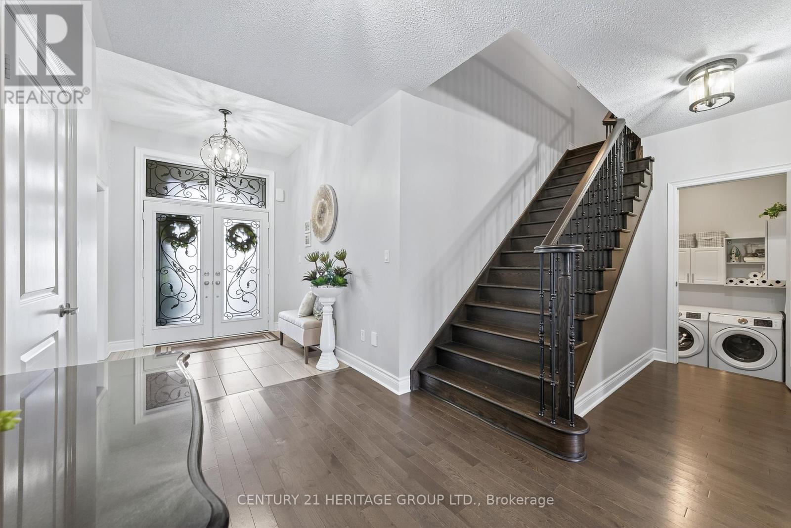 90 Gibson Circle, Bradford West Gwillimbury, Ontario  L3Z 0W9 - Photo 5 - N12467467