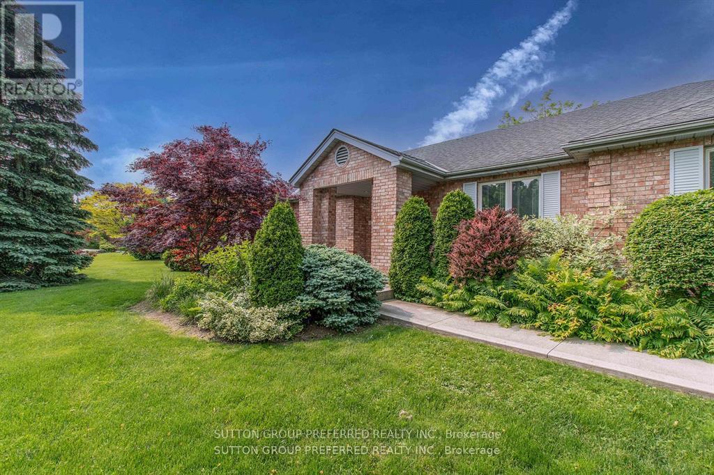 1 Highland Woods Court, London South, Ontario  N6C 5W9 - Photo 7 - X12467503
