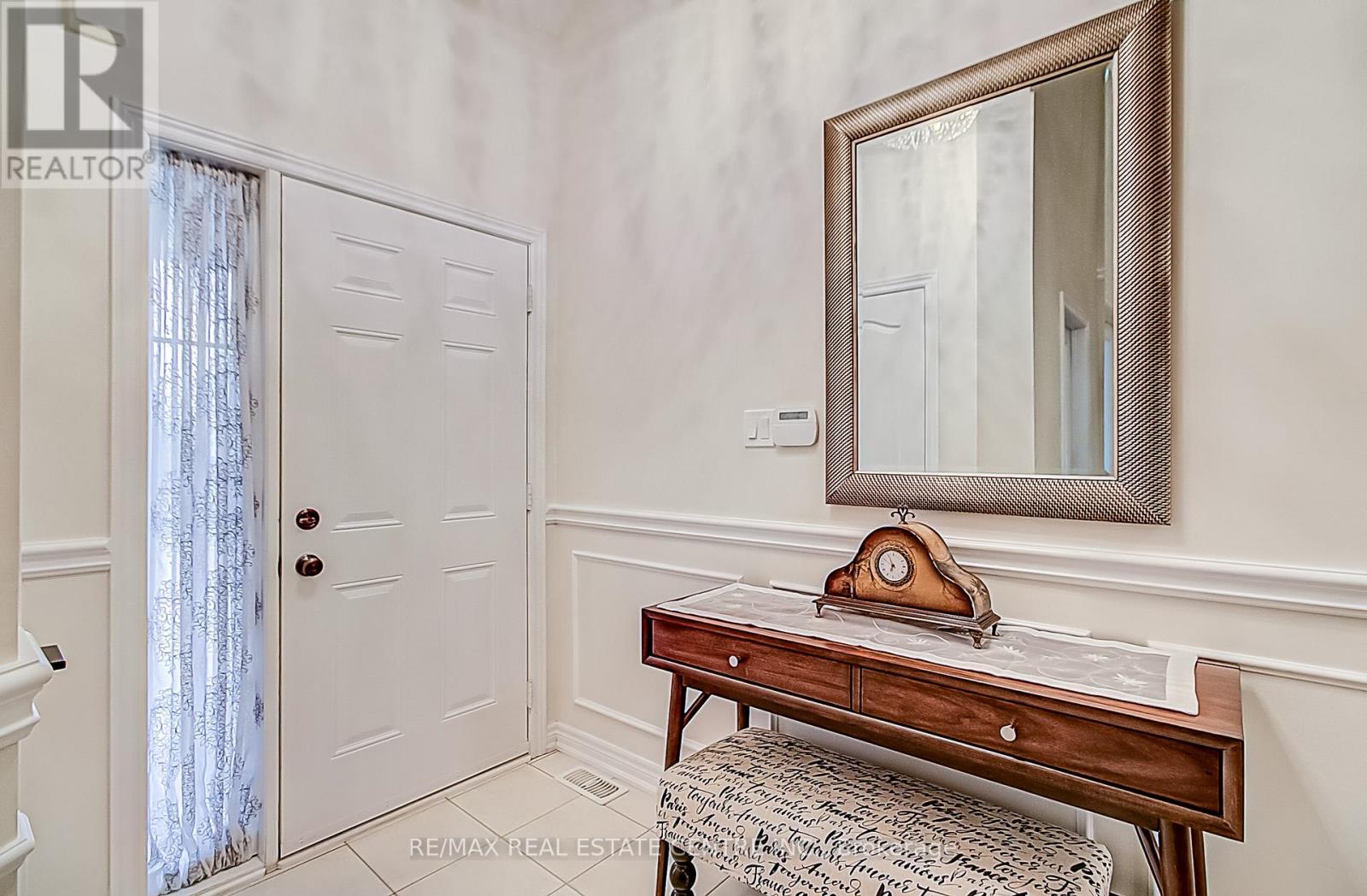 14 Alamode Road, Brampton, Ontario  L6R 3Z8 - Photo 4 - W12399694