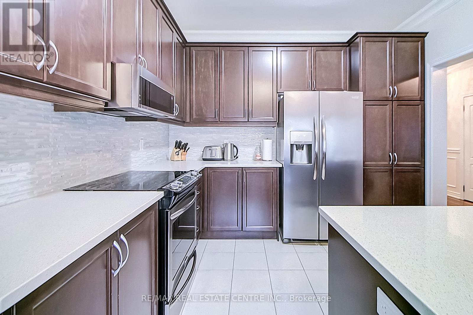 14 Alamode Road, Brampton, Ontario  L6R 3Z8 - Photo 9 - W12399694
