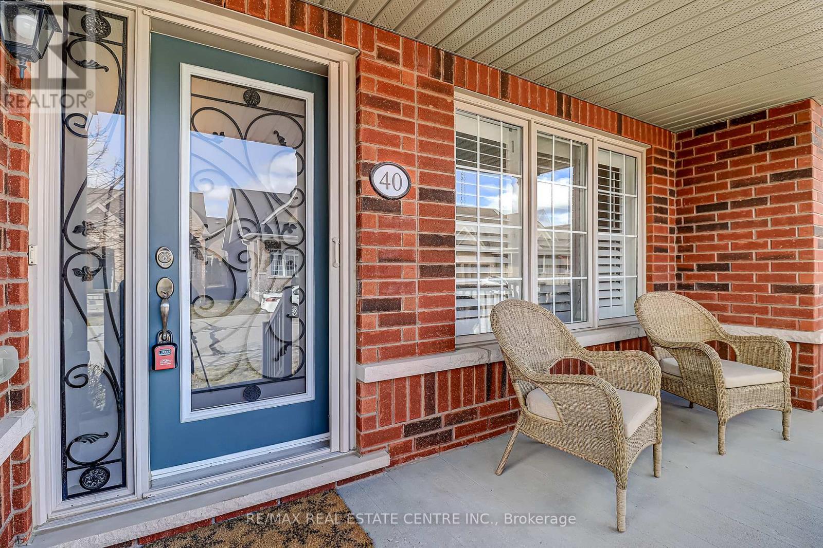 40 Muzzo Drive, Brampton, Ontario  L6R 3W8 - Photo 4 - W12452939