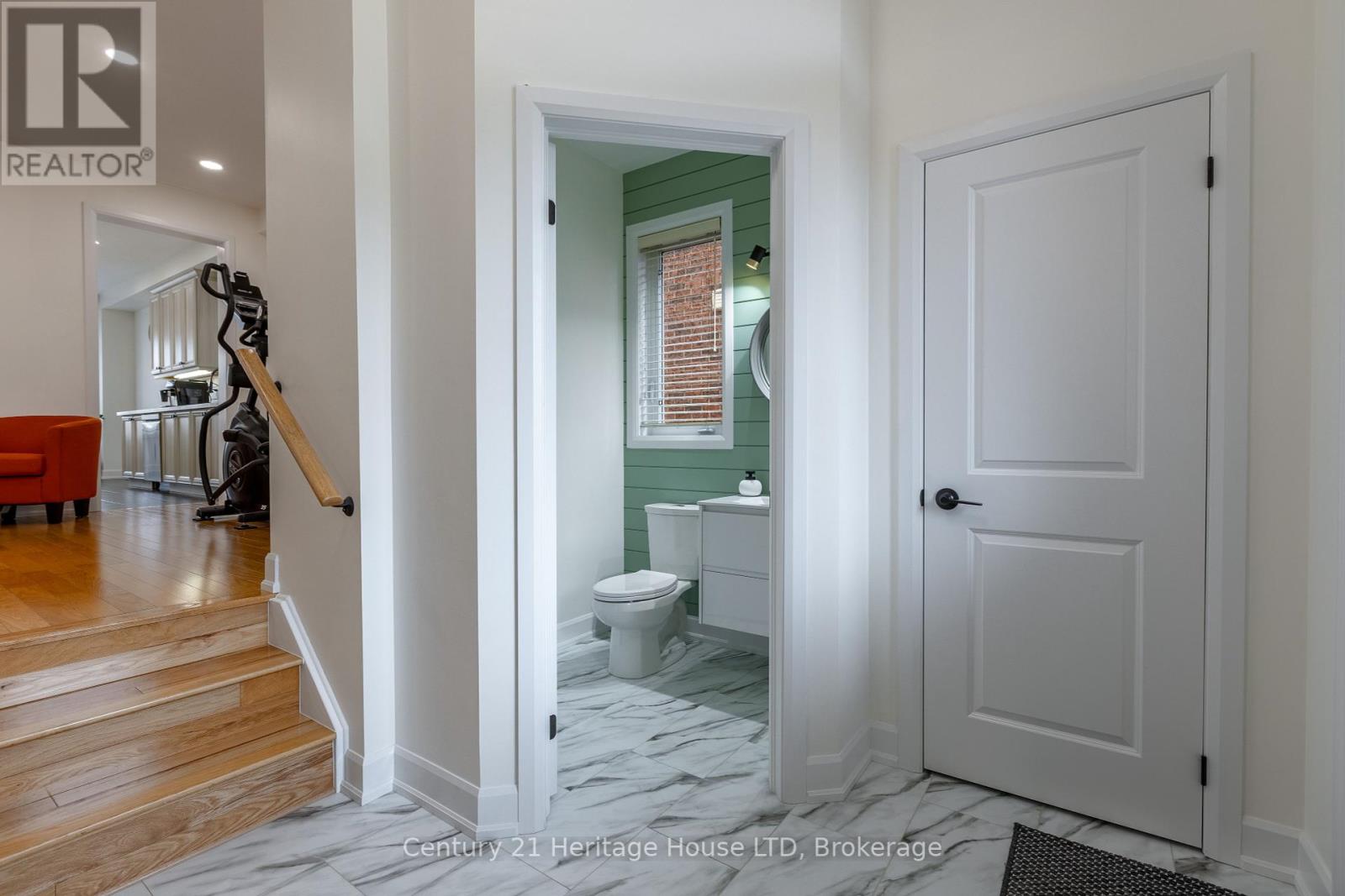5 Juneberry Road, Thorold, Ontario  L2V 0B2 - Photo 4 - X12430125