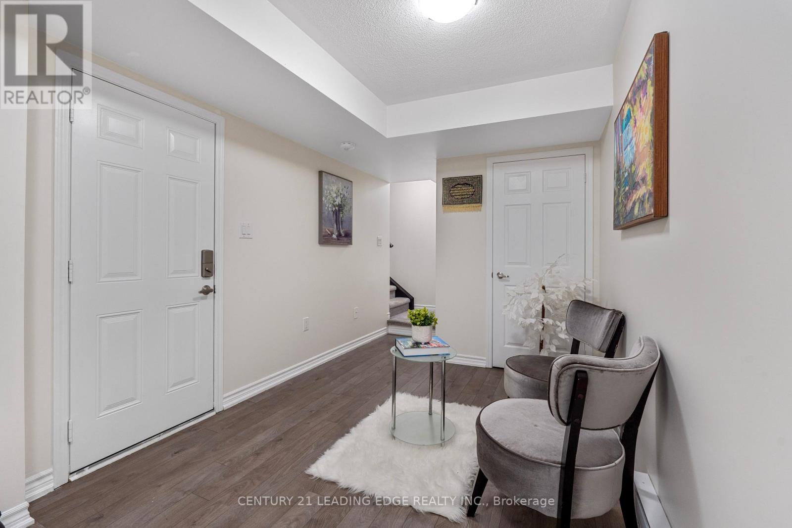 521 Fir Court, Milton, Ontario  L9T 7E7 - Photo 3 - W12467103