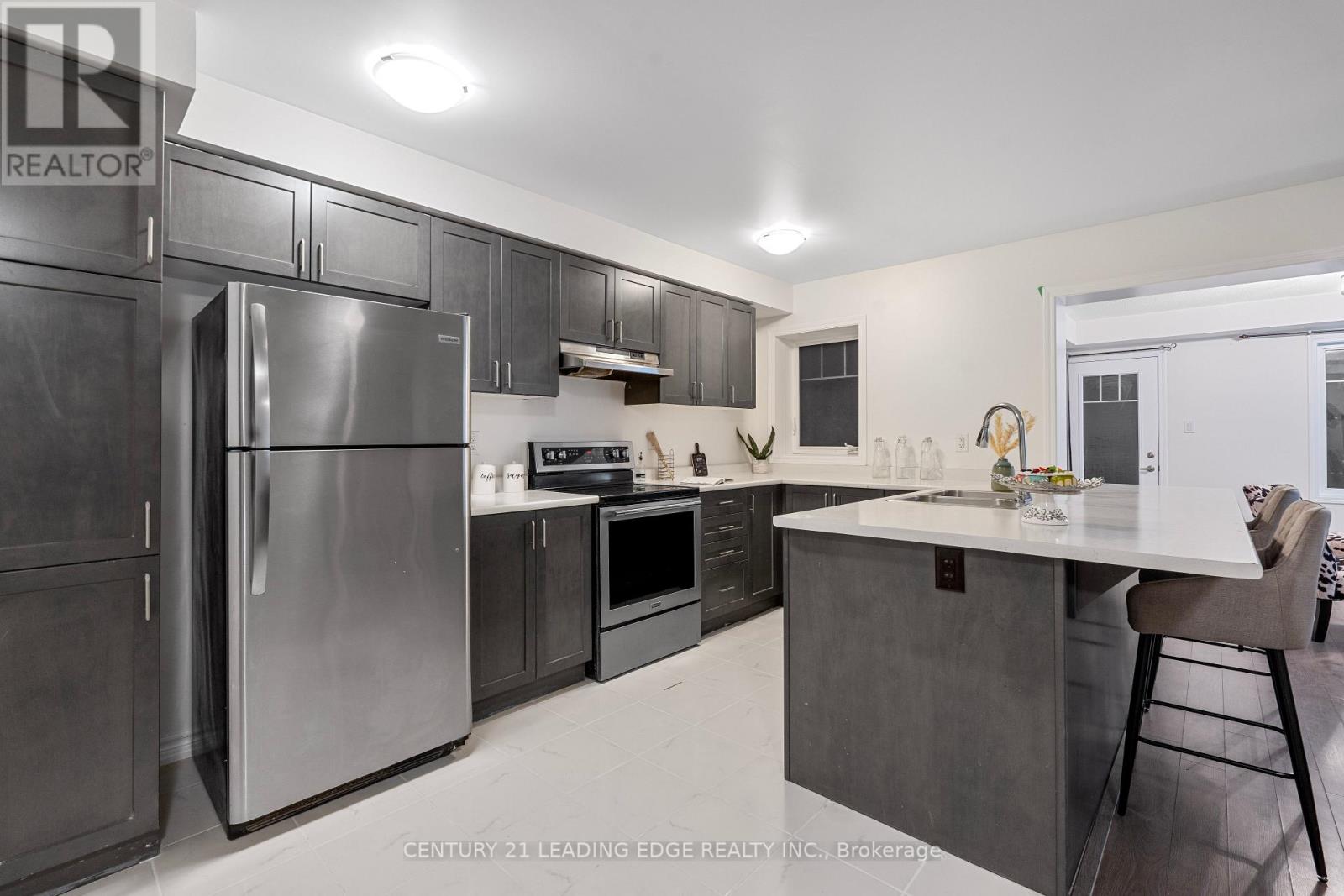 521 Fir Court, Milton, Ontario  L9T 7E7 - Photo 6 - W12467103