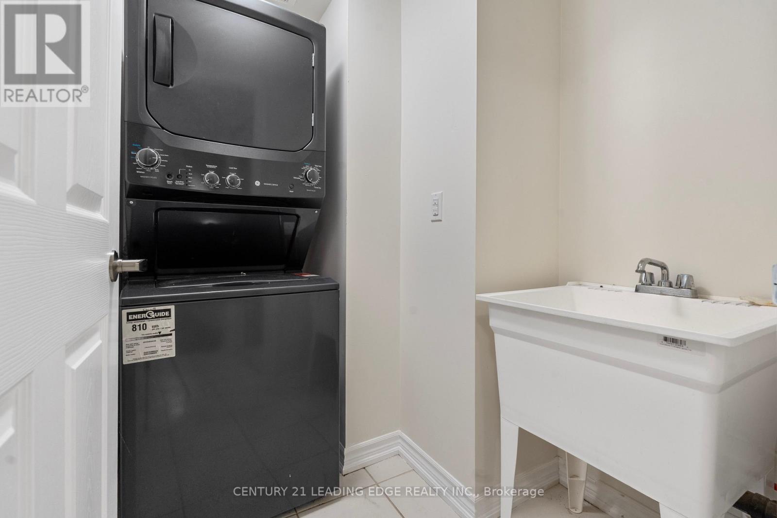 521 Fir Court, Milton, Ontario  L9T 7E7 - Photo 4 - W12467103