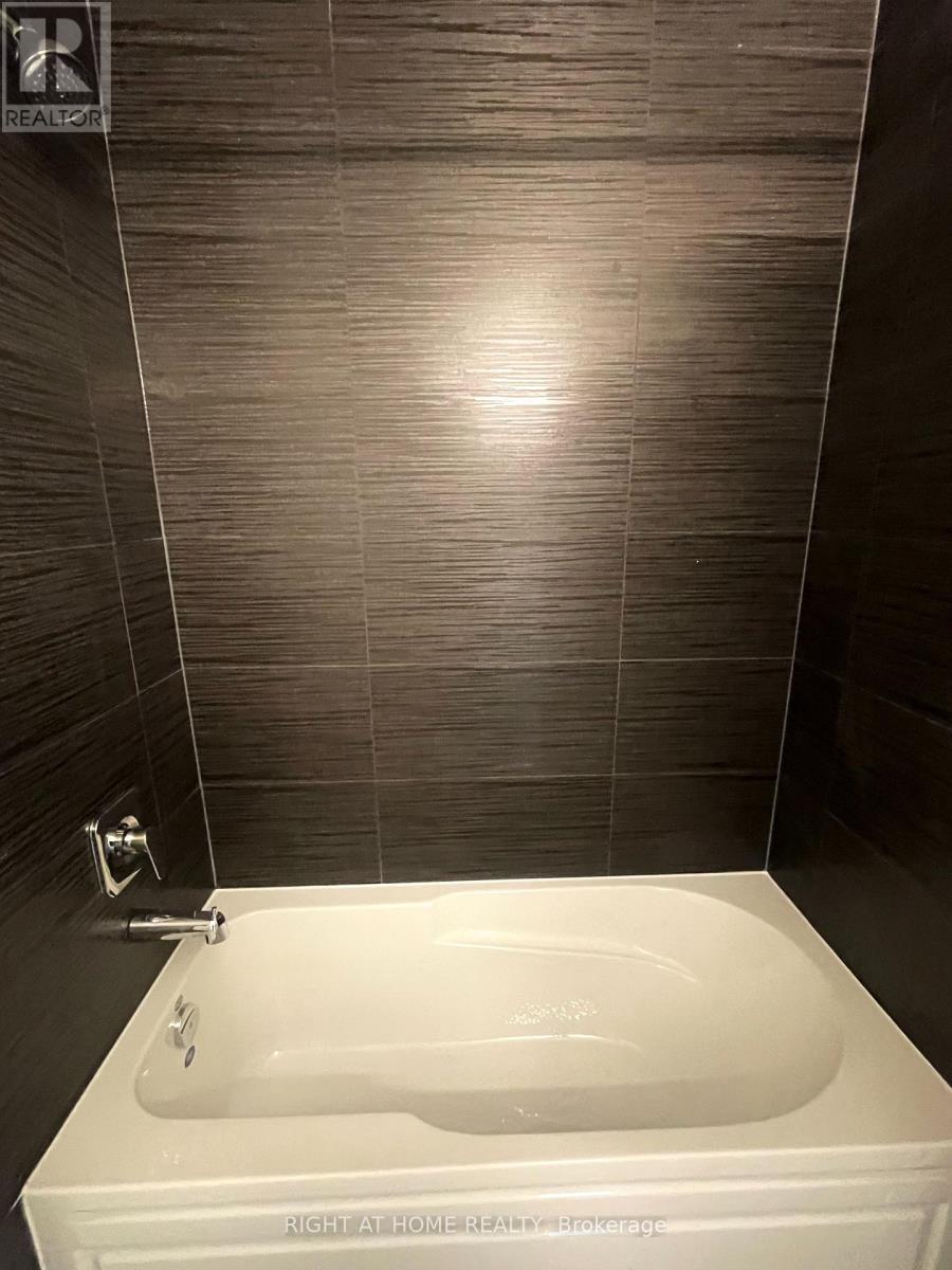 1606 - 15 Watergarden Drive, Mississauga, Ontario  L5R 0H4 - Photo 14 - W12467533