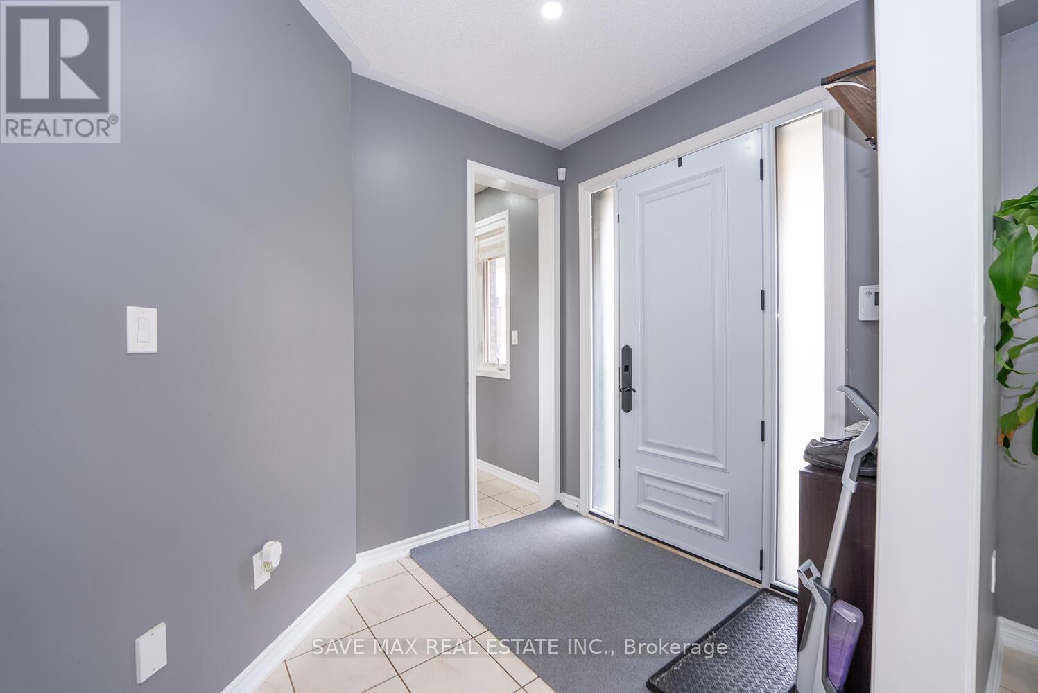 2 Billiter Road, Brampton, Ontario  L7A 4G8 - Photo 5 - W12467534