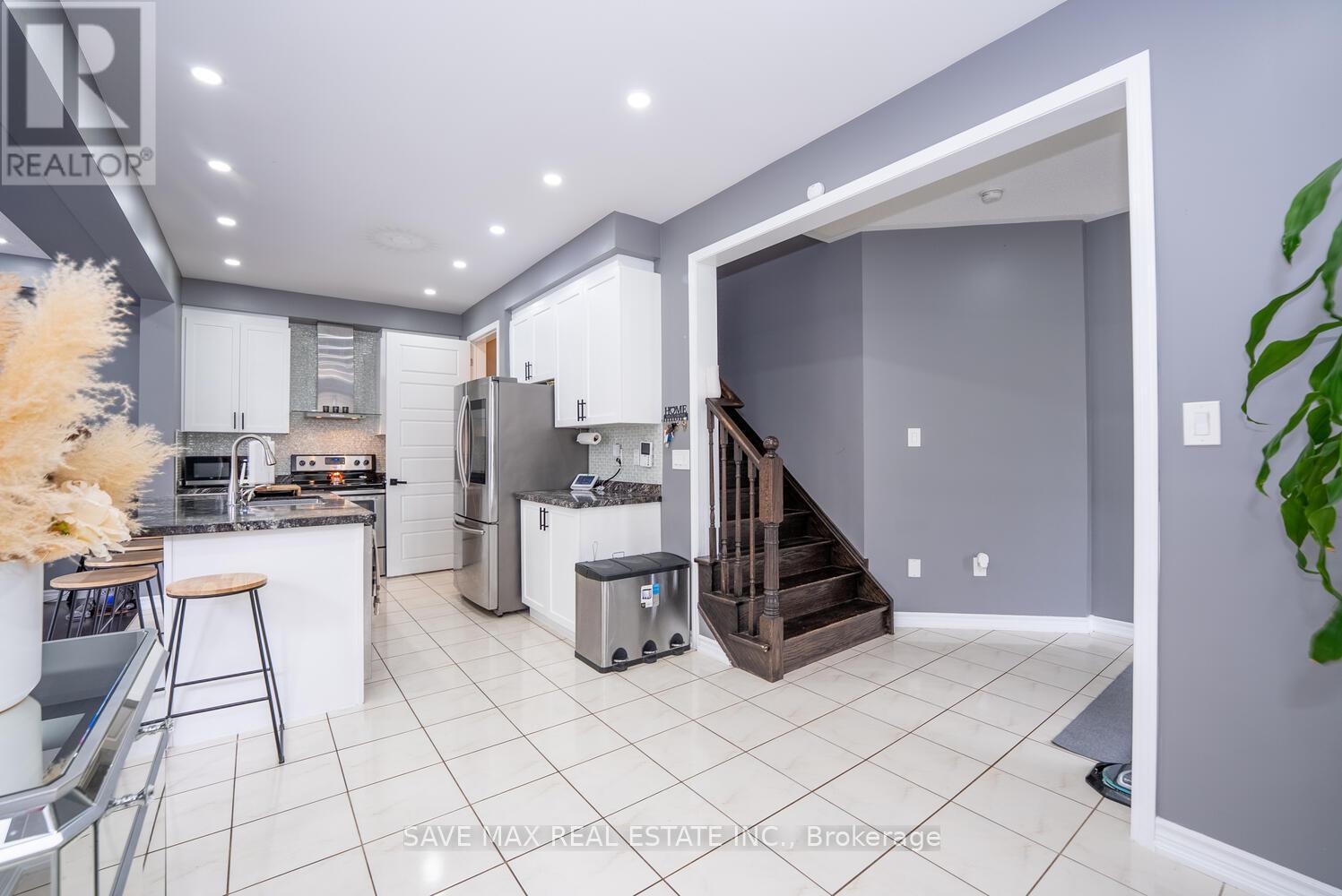 2 Billiter Road, Brampton, Ontario  L7A 4G8 - Photo 6 - W12467534