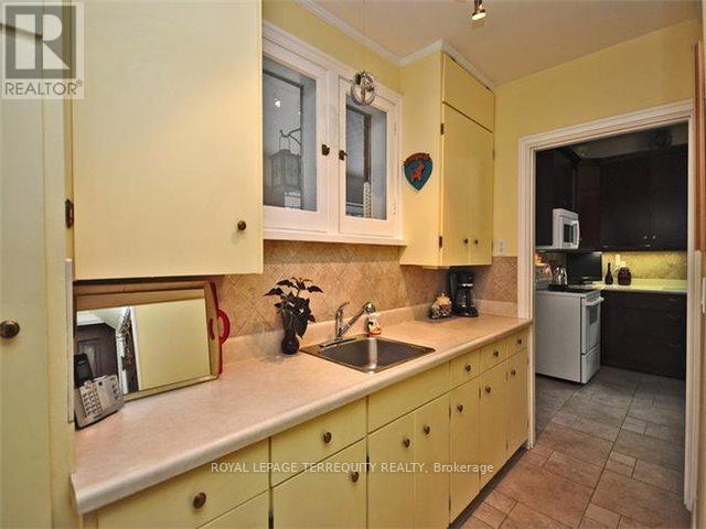 9 Alexander Street, Brampton, Ontario  L6V 1H7 - Photo 10 - W12467564