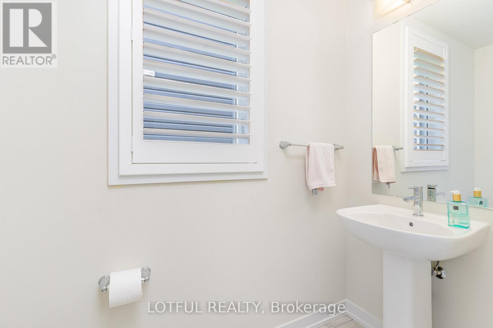 82 Lilac Circle, Haldimand, Ontario  N3W 0H6 - Photo 22 - X12467574