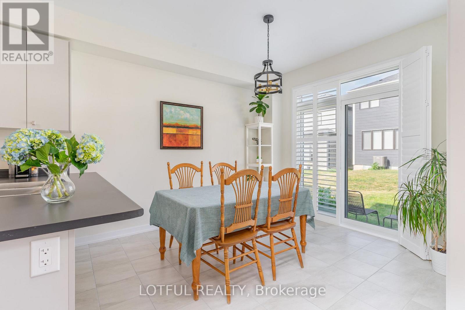 82 Lilac Circle, Haldimand, Ontario  N3W 0H6 - Photo 7 - X12467574