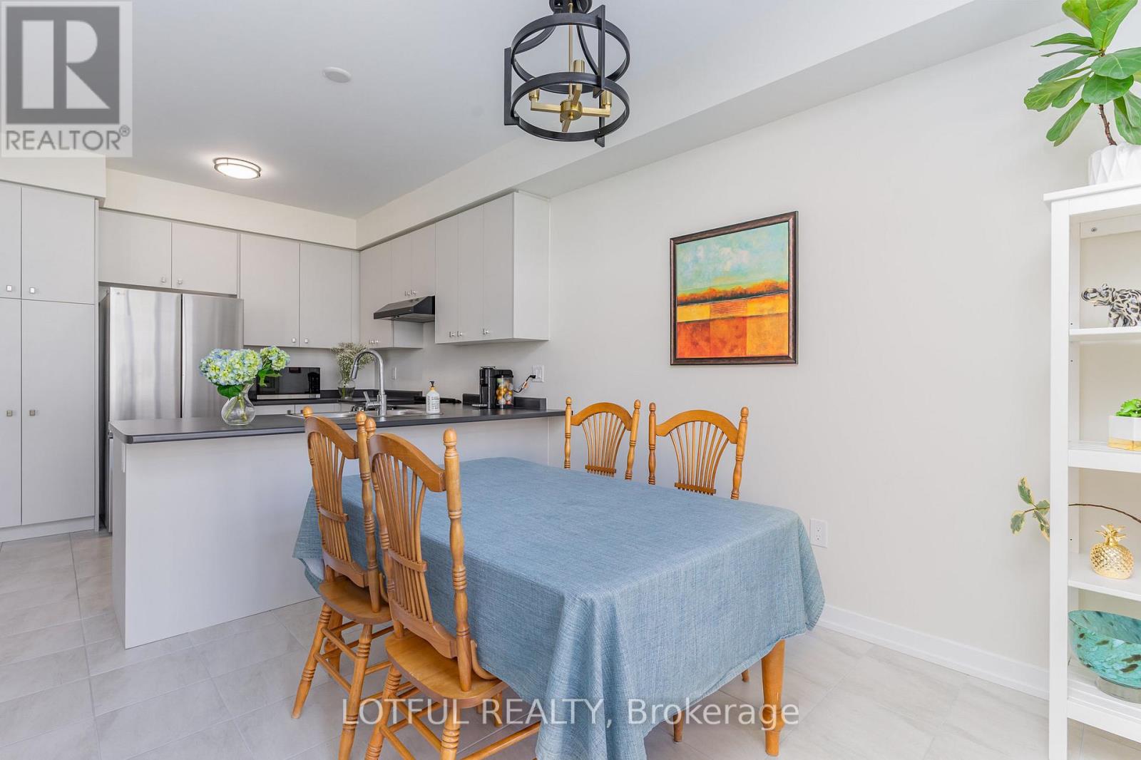 82 Lilac Circle, Haldimand, Ontario  N3W 0H6 - Photo 8 - X12467574