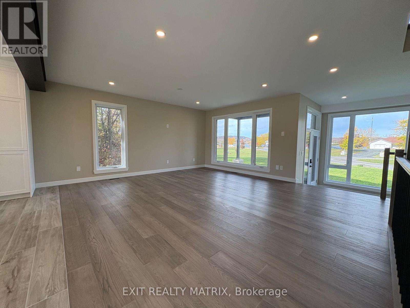 170 Gascon Street E, Alfred And Plantagenet, Ontario  K0B 1J0 - Photo 5 - X12467617