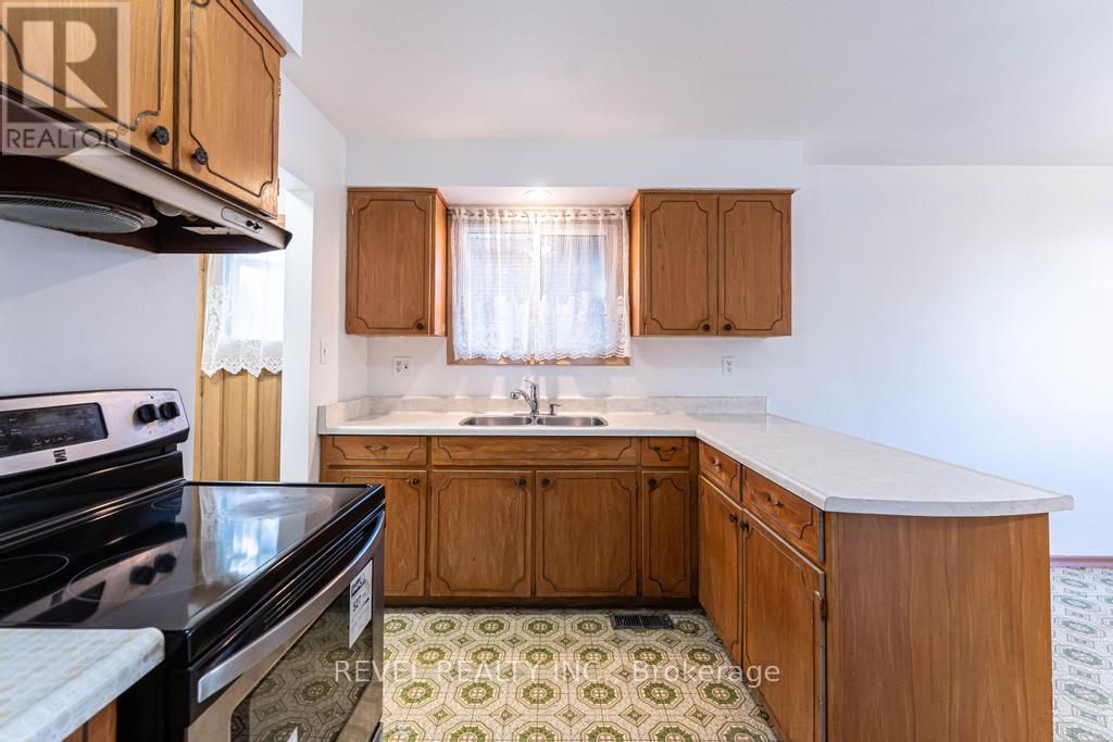 69 Buckingham Drive, Hamilton, Ontario  L9C 2G6 - Photo 2 - X12467565