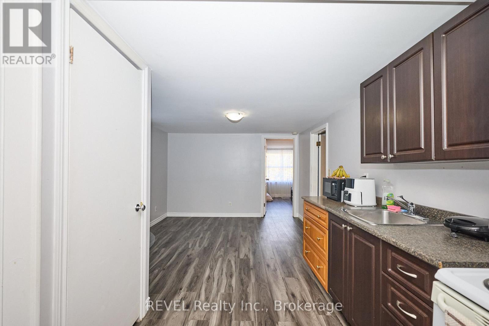 49 Cohoe Street, Welland, Ontario  L3B 3V2 - Photo 16 - X12467580