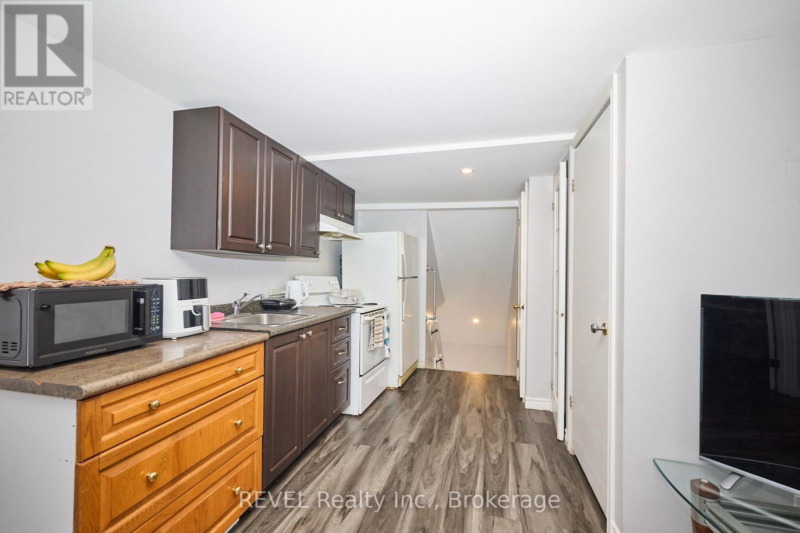 49 Cohoe Street, Welland, Ontario  L3B 3V2 - Photo 18 - X12467580