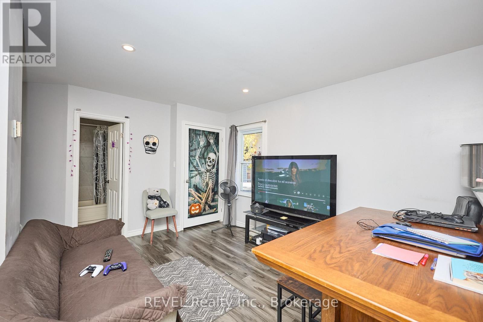 49 Cohoe Street, Welland, Ontario  L3B 3V2 - Photo 6 - X12467580