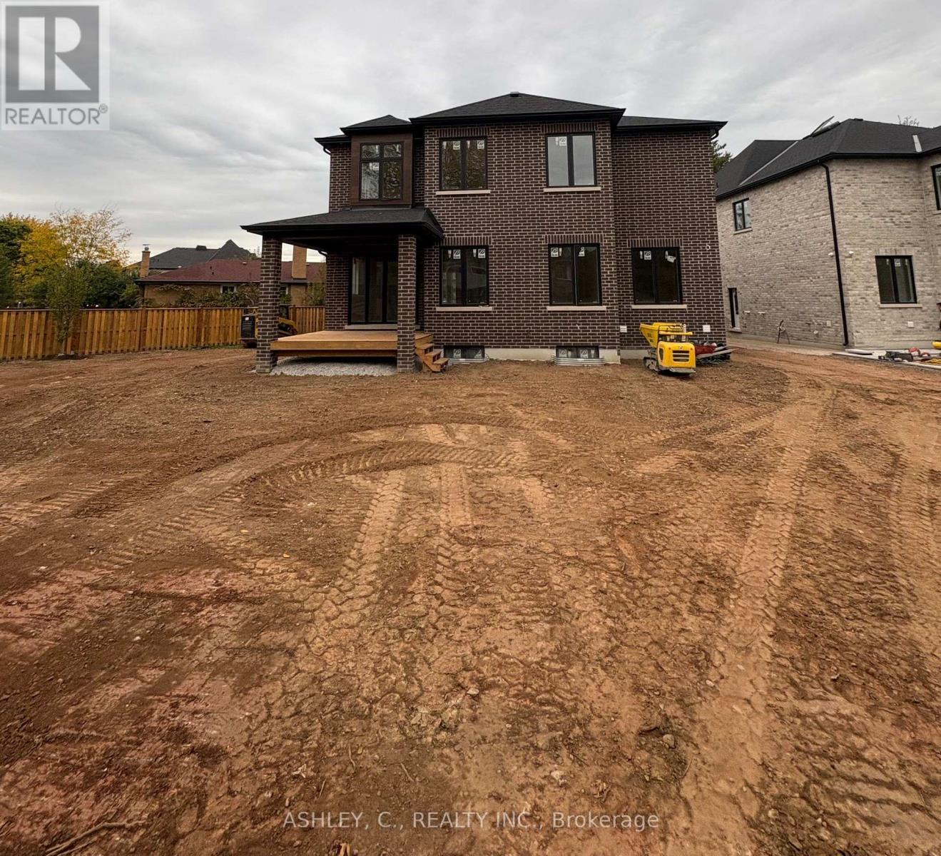2574 Sharon Crescent, Mississauga, Ontario  L5C 1Y8 - Photo 4 - W12428984