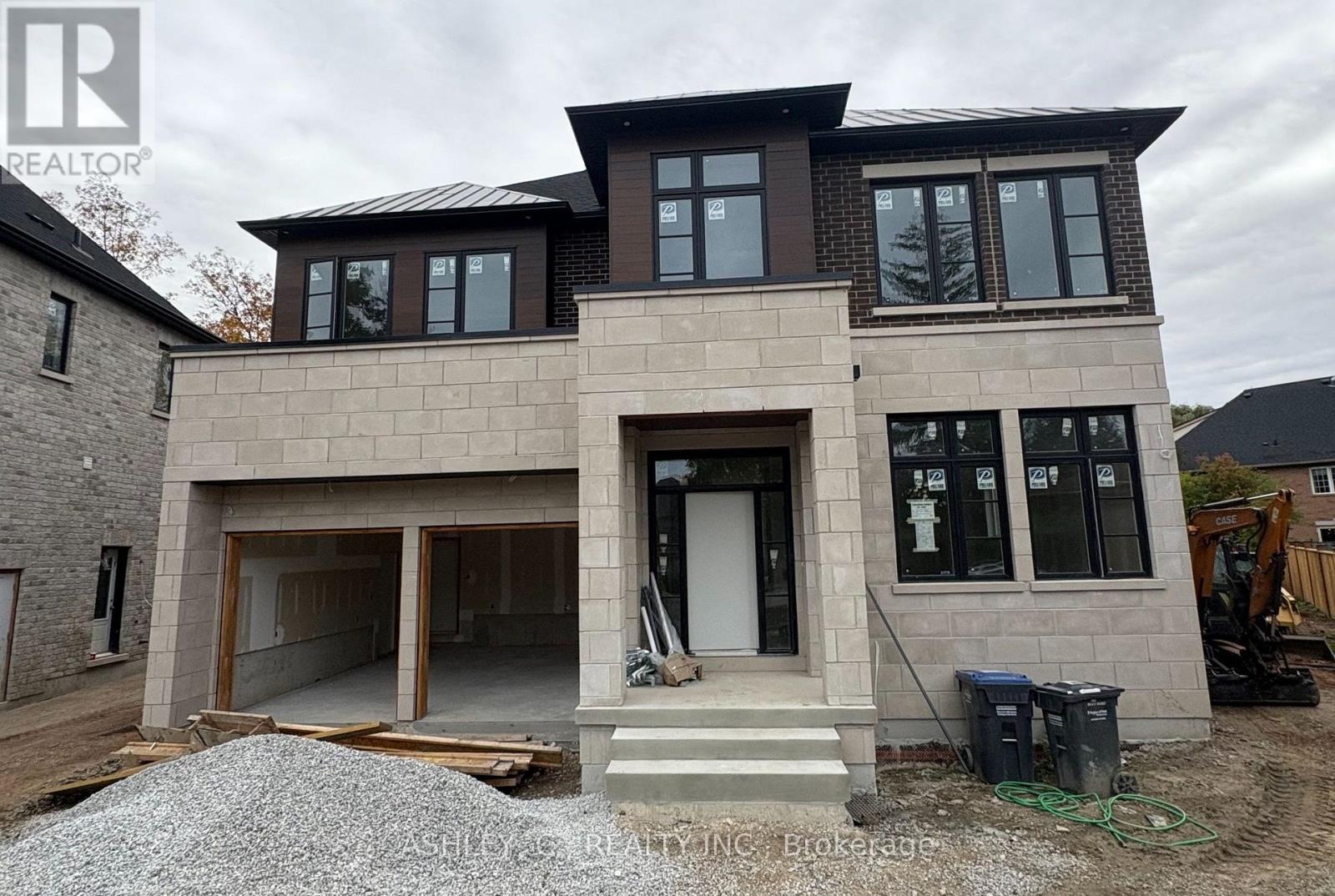 2574 Sharon Crescent, Mississauga, Ontario  L5C 1Y8 - Photo 2 - W12428984