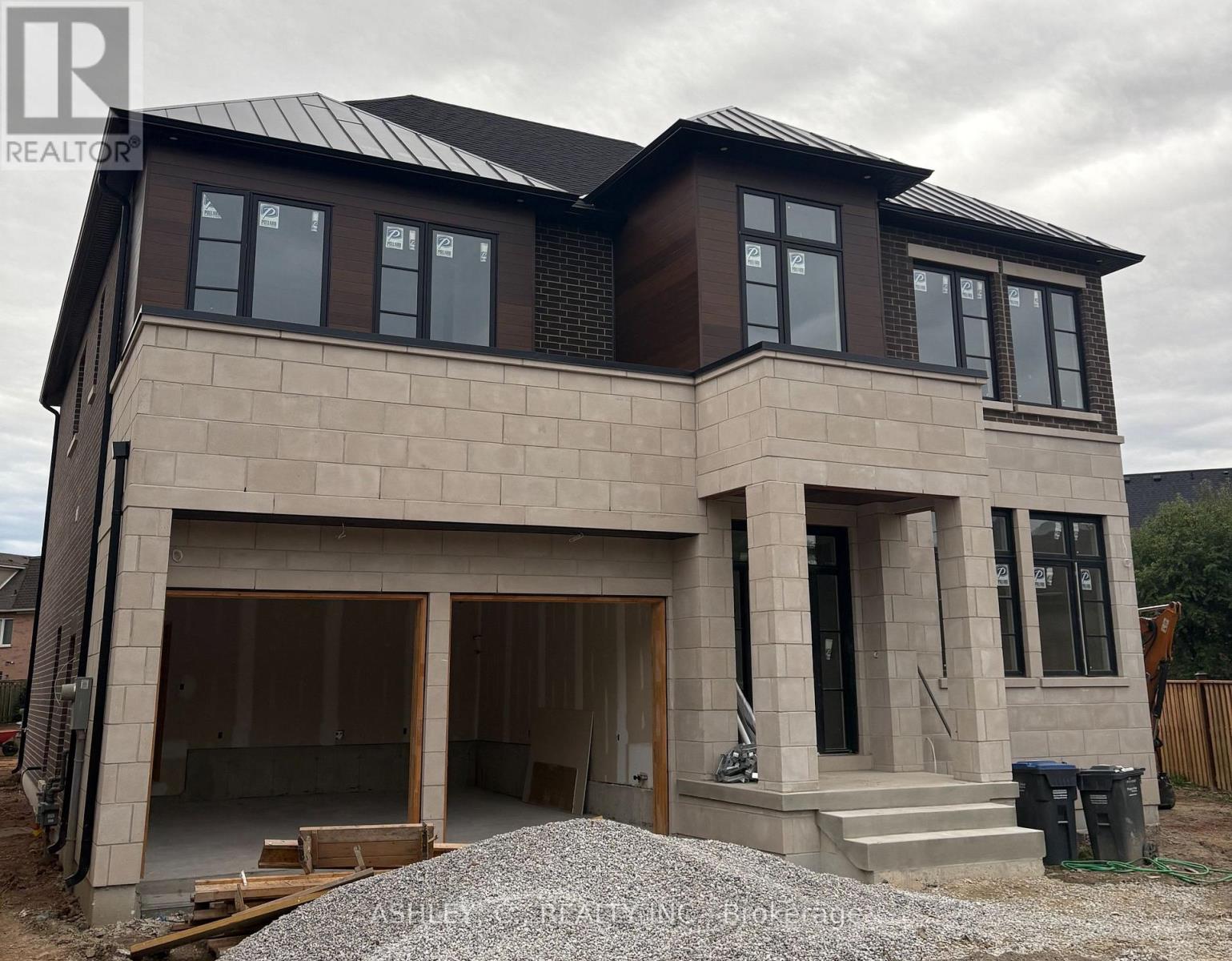 2574 Sharon Crescent, Mississauga, Ontario  L5C 1Y8 - Photo 3 - W12428984
